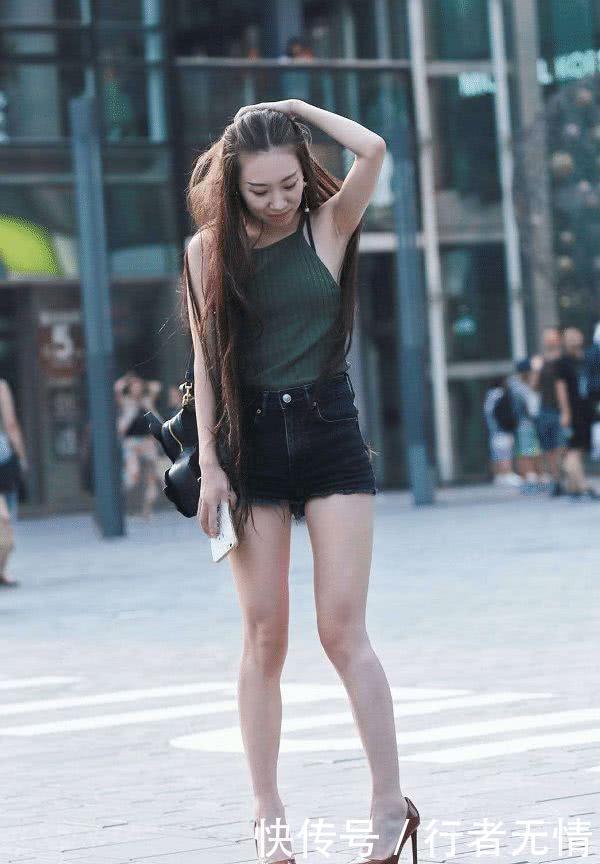 辣妈|街拍:这么一位女人味十足的辣妈美女,一颦一笑令人难忘