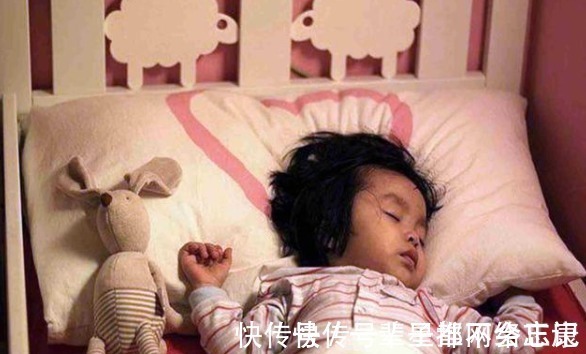 姿势|宝宝睡着后,为什么会保持“投降”的姿势?真实的原因太有爱了