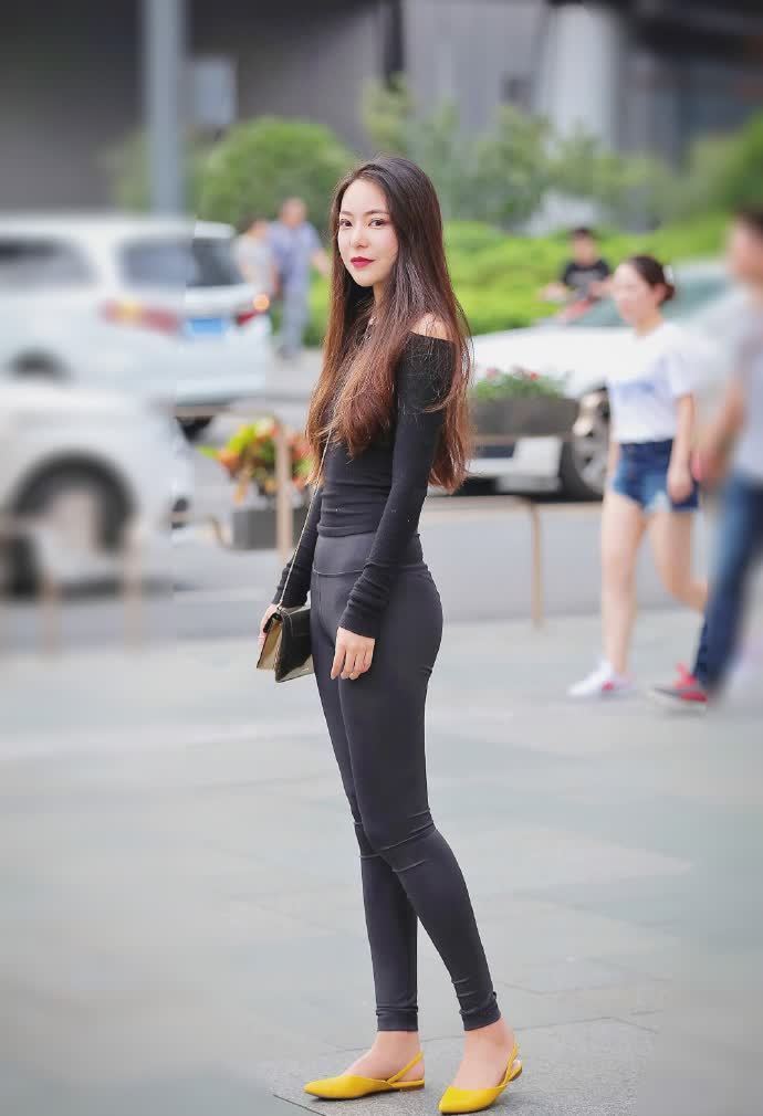 街拍：小姐姐紧身穿搭太好看，身姿曼妙气质美