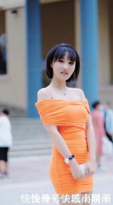 流露|一字肩抹胸包臀裙,凸显出身体的曲线,眉宇间流露出一种高级感