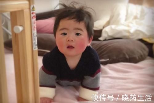 进食|妈妈晒娃丑照走红，宝宝用脸吃饭、擦窗户，网友：娃不要面子的吗