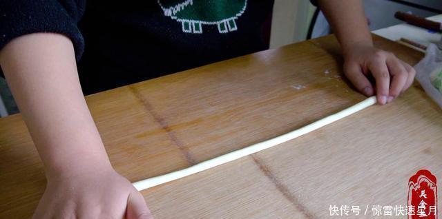 分享|蒸花卷时,和面别只放水和酵母粉,分享技巧经验,松软亮白不发硬