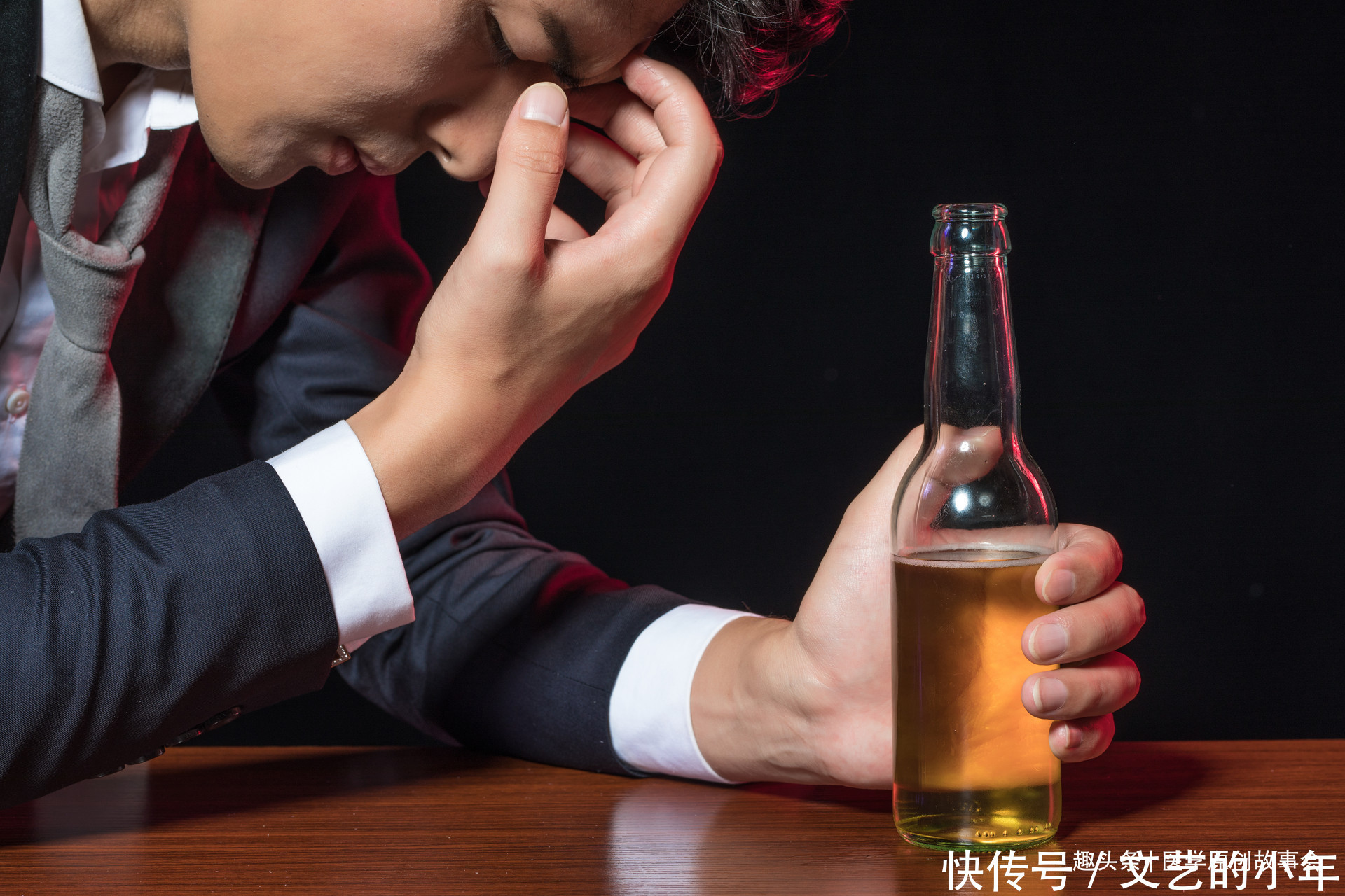 痛风|痛风是拖出来的,医生忠告,晨起两坚持晚上两不要,尿酸才会更好