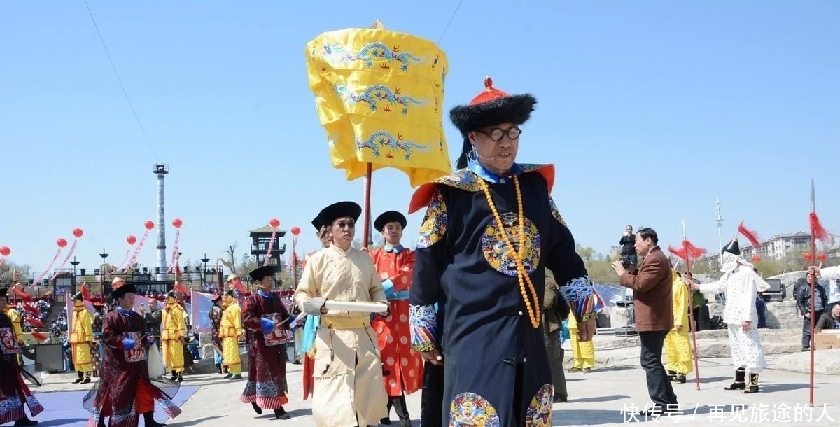 乾隆|大清已亡一百多年，乾隆七世孙穿龙袍祭祖，到底该不该？