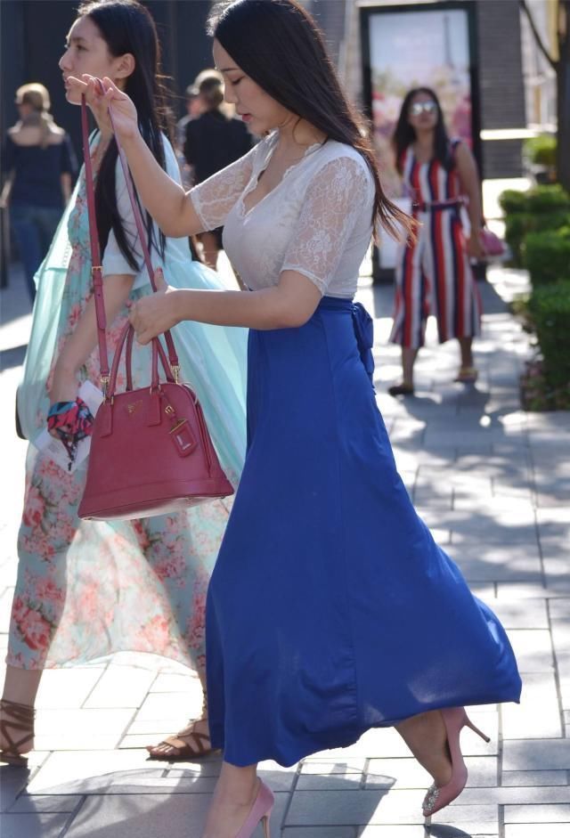 搭配|美女穿搭宝石蓝半身高腰长裙,搭配粉色尖头细跟鞋,微胖穿出气质美