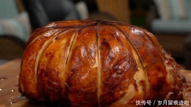 朋友生日请吃饭,桌上只有一个“南瓜”,大家说他抠,切开后懵了