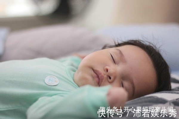 大动作|宝宝1周岁以内,睡觉时若有这三种表现,代表大脑发育很好,恭喜
