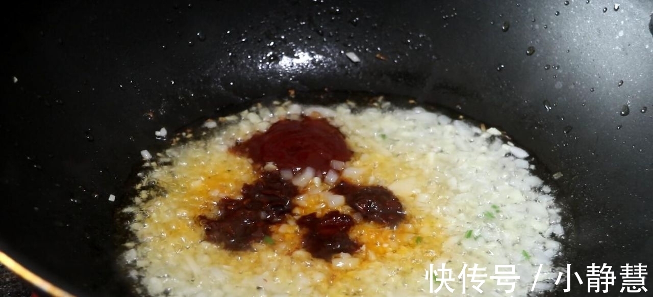 懒人酱香饼|饺子皮别光包饺子吃,教你懒人酱香饼的做法,连揉面都省了