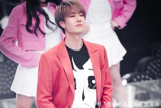 王一博给粉丝投食遭疯抢，手臂压出青筋重到弯腰，无奈转头抿嘴笑