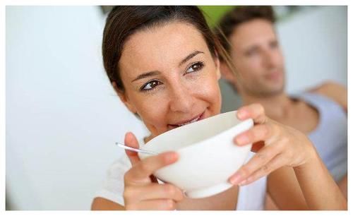 一杯蜂蜜水|蜂蜜是早晨喝还是晚上喝，喝蜂蜜的最佳时间是什么时候？