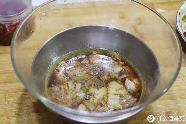 小吃来了 篇二十七:五花肉做的“压板肉”,70岁老奶奶吃得直夸,酥烂入味,可真香啊