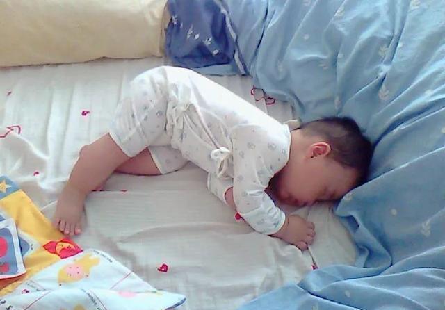 宝妈|宝宝睡觉时喜欢“滚来滚去”？是在发出3个信号，宝爸宝妈要读懂
