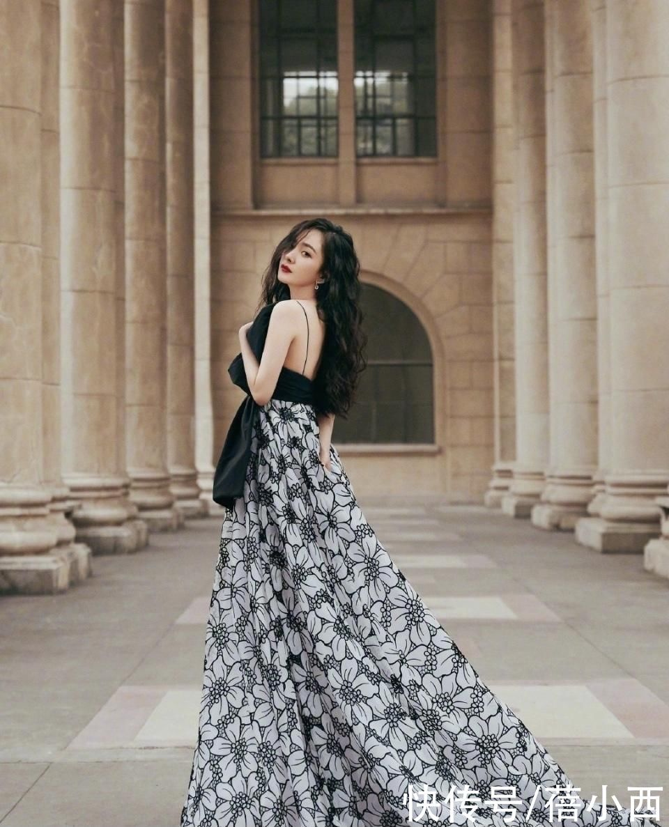 穿搭|58岁毛阿敏越老越时髦，穿白衬衫配牛仔裤走机场，170身材太出挑