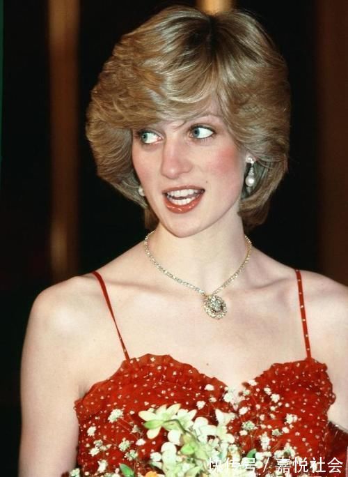 王室!卡米拉是王室隐藏的奢侈品狂魔?无奈再贵的珠宝她戴也不好看