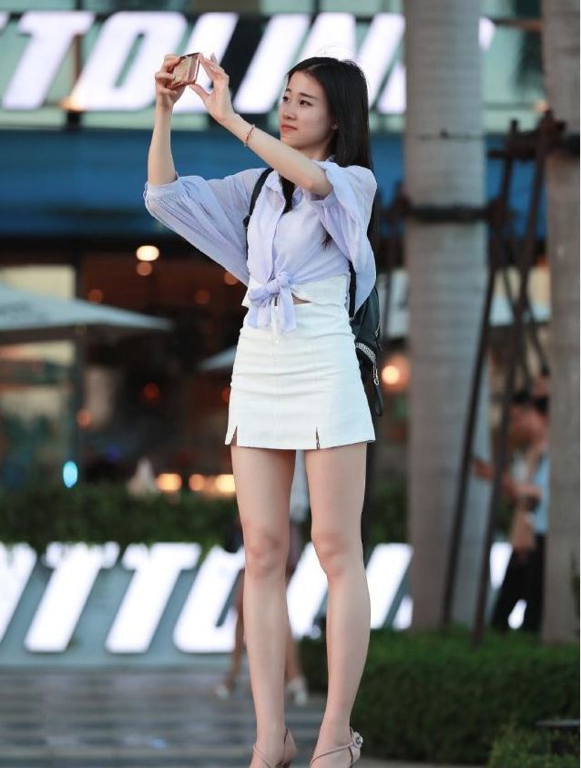 美女|街拍:小姐姐身穿格子外套,气质优雅,大家闺秀的感觉