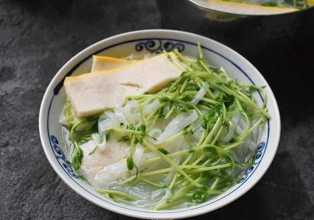  10分钟就能做好这早餐，鲜美又营养，一大碗吃个精光，解馋又管饱