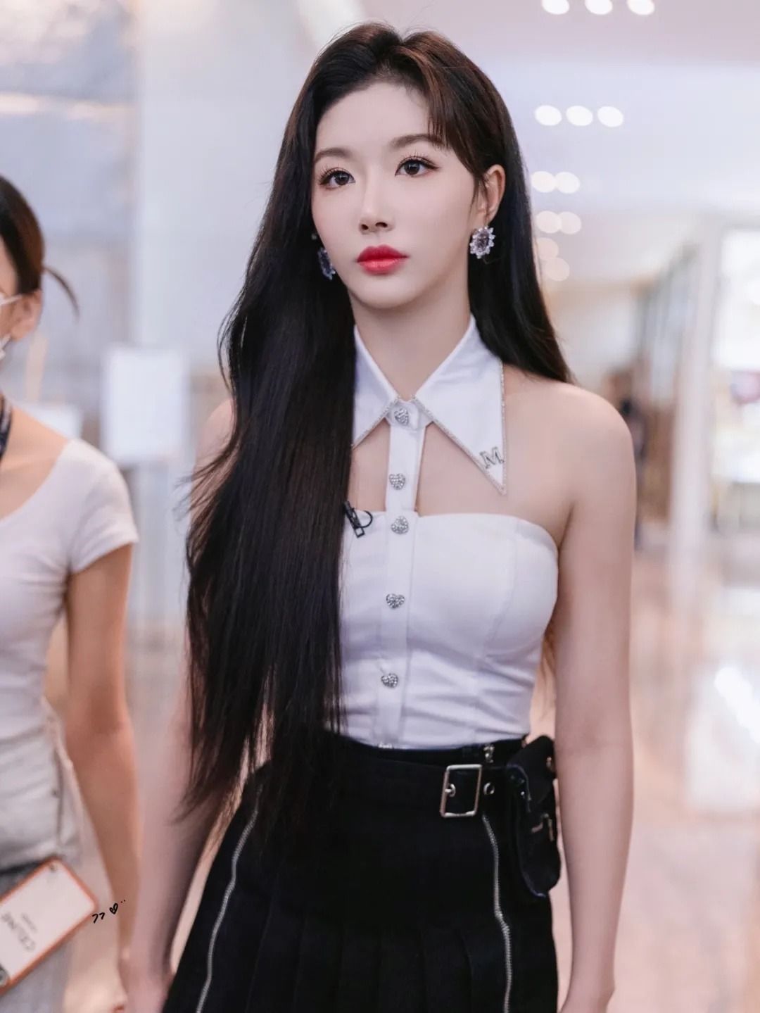 连衣裙|孔雪儿这衬衫够别致，只是“尖领+抹胸”就要上千块，怪美的