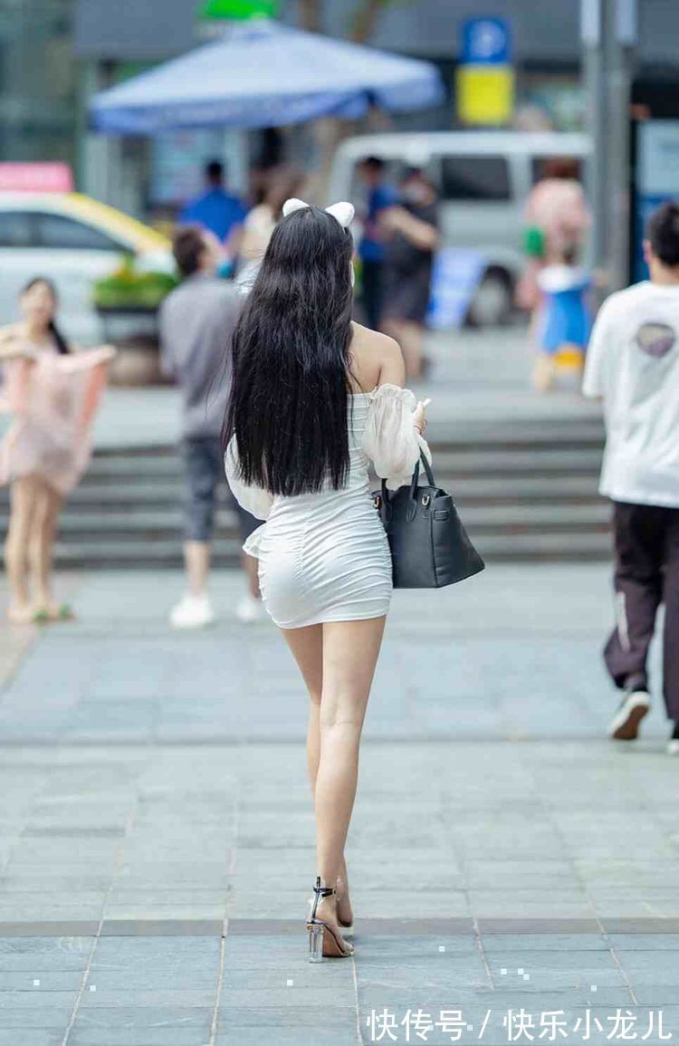 装扮 尽善尽美的连衣裙装扮是今年流行的穿搭,走出时尚步伐,休闲飘逸