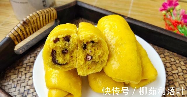 松软|入秋南瓜别蒸着吃，抓把红豆卷一卷，比面包还松软，我家1周吃3次！
