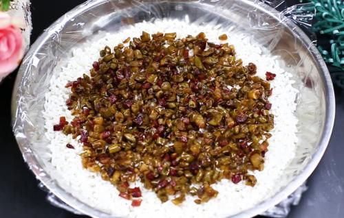  然后铺上一层糯米，老做法教会你，因为自己做的锅巴，就这样一大盘锅巴