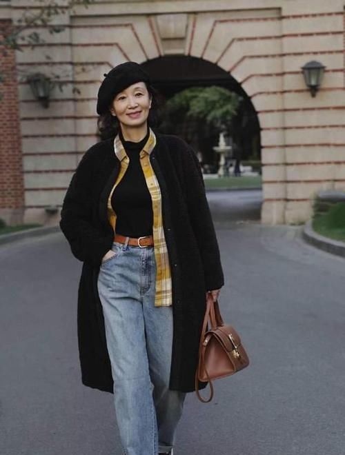 ?中年女性如何把“大衣”穿洋气？学三木妈这样穿，年轻显高级