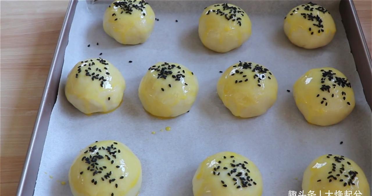 好吃|8块一个的蛋黄酥,在家自制低成本,一口酥掉渣,比外面卖得好吃