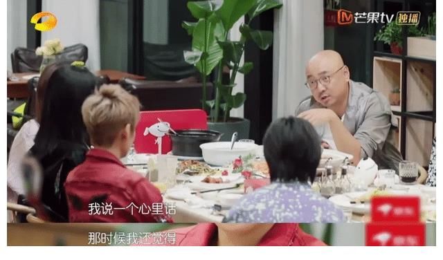 章子怡|当年蹲在张国立脚边说话,宁静表情谄媚,一旁的章子怡满脸不屑?