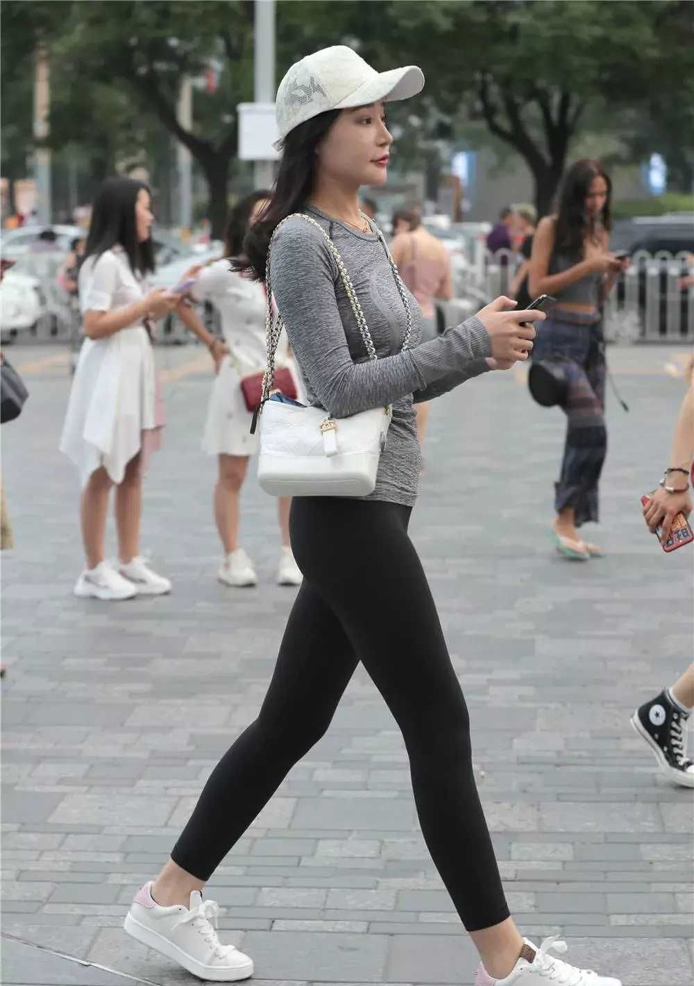 健美裤成为穿搭核心，呈现了不一样的优雅范！
