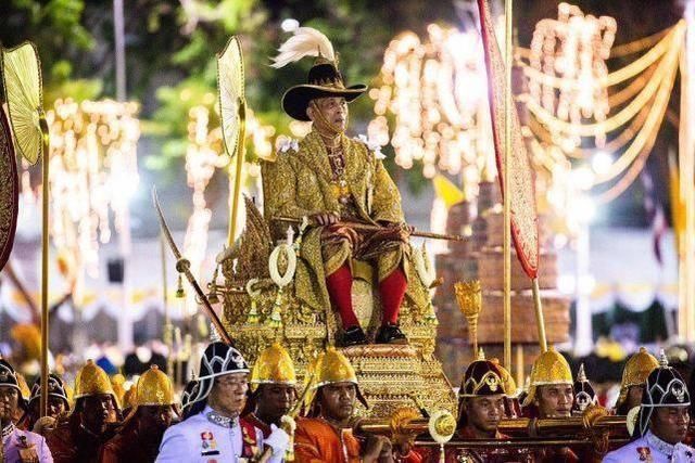 去泰国旅游碰到国王，当地人会立马下跪，我们中国游客怎么办呢