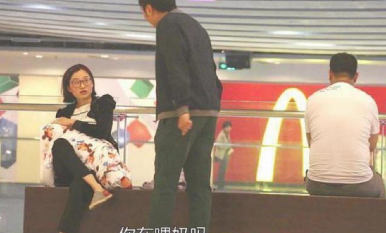 母婴|宝妈公交车上掀衣服哺乳,被大爷指责没素质,宝妈回怼令路人称赞