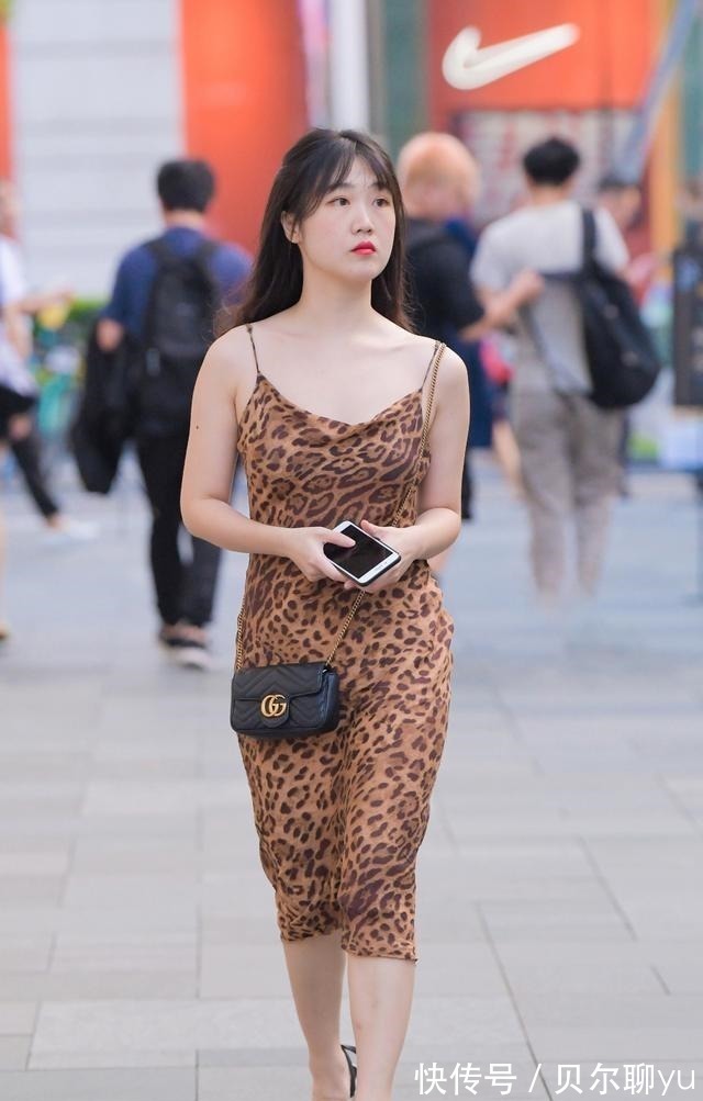 美女 豹纹元素内涵丰富又性感,美女选择豹纹吊带连衣裙,凸显时尚气质!
