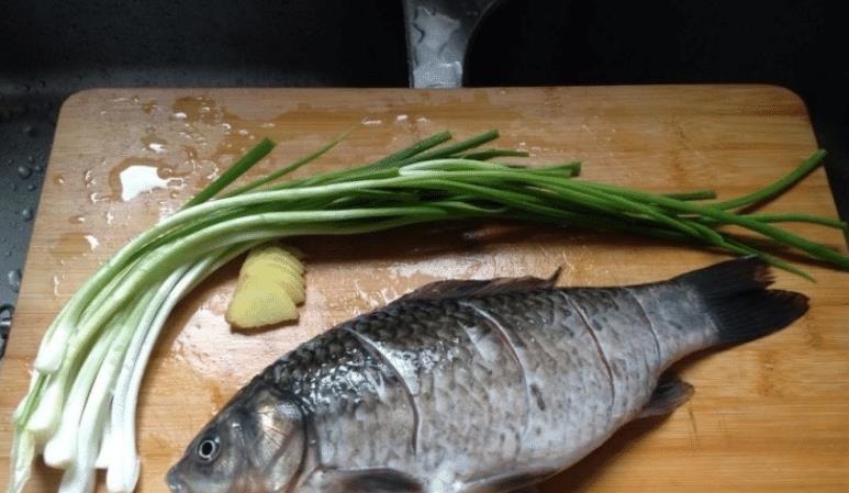 不管炖啥鱼汤，牢记别放“2料”，放错了鱼肉又柴又腥，鱼汤不鲜