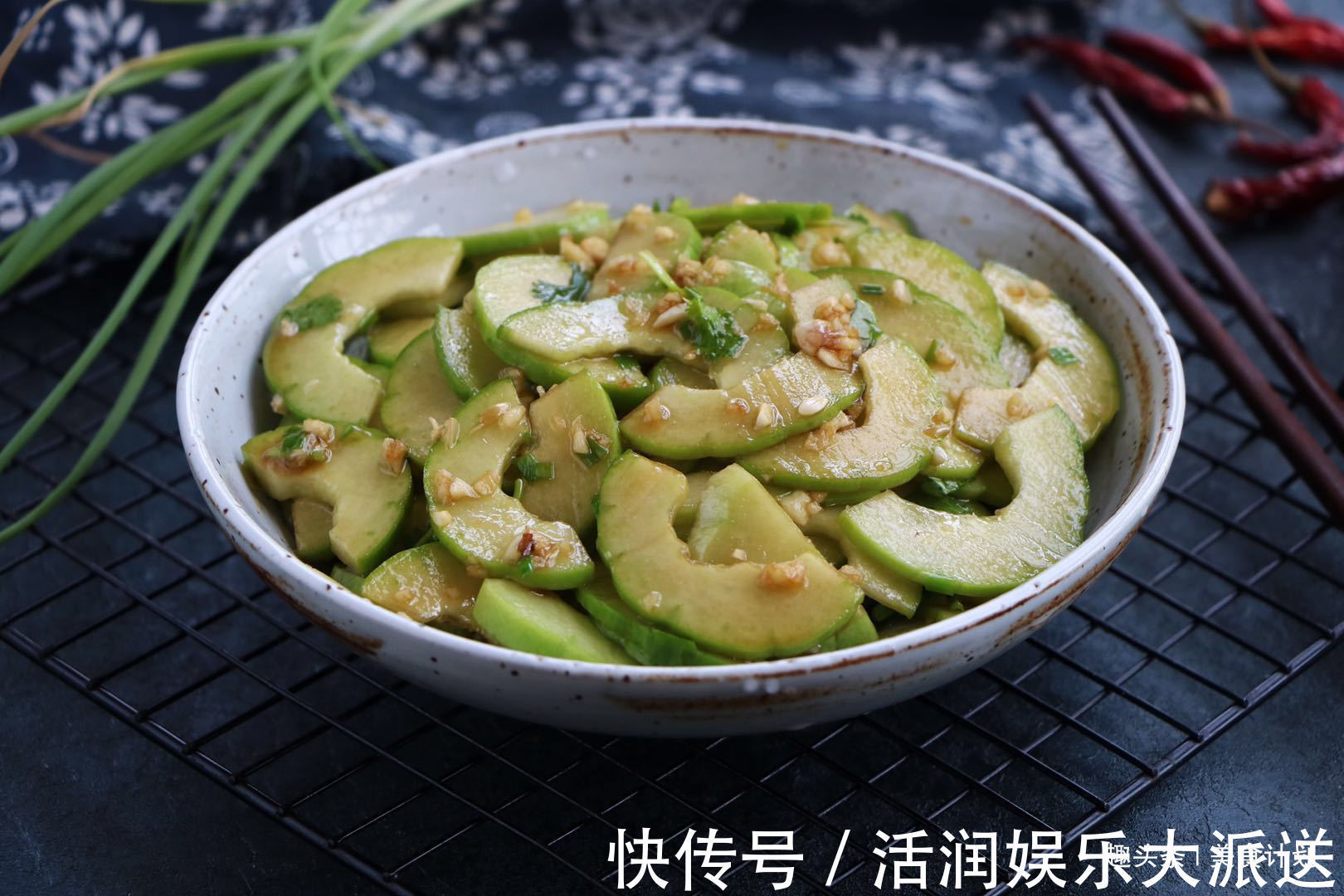 清热解毒|夏天别只知道凉拌黄瓜，比黄瓜更脆爽的凉拌菜，多吃清热解毒！