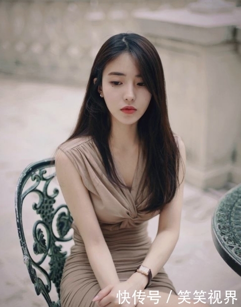 美女灰色的包臀裙搭配,气质高冷不失时尚