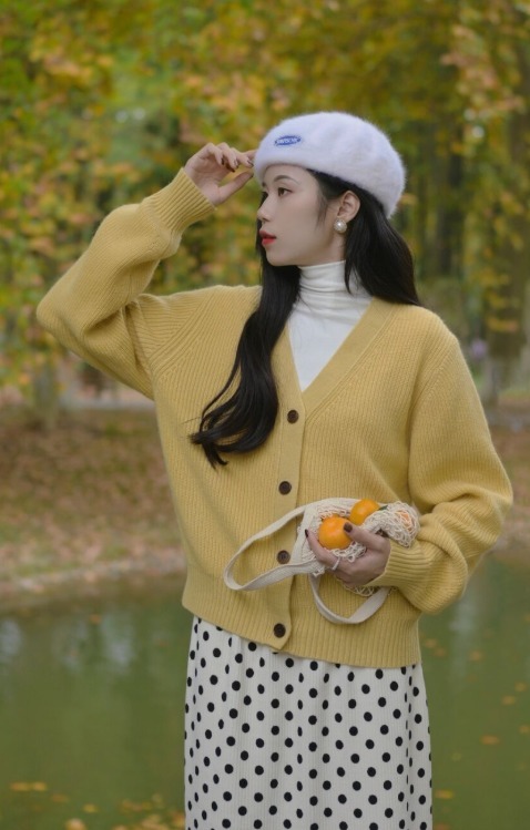 鹅黄色|针织衫别穿大地色,试试“流行色”,显白显气质,搭配裙子真美!