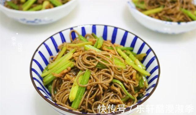 家常|夏季晚餐不用愁,这样做简单又省事,低脂还饱腹,我家常做