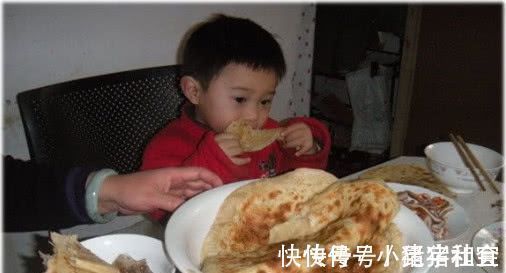 脾虚|儿科医生呼吁常见的3种早餐,脾虚又积食,尤其第一种,别坑娃