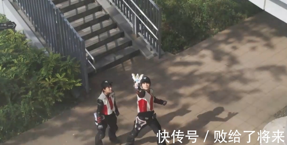 变身器|特利迦奥特曼第18集,圣彰人还是拿起了变身器,但变身失败