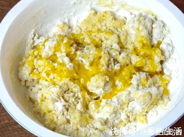 1斤面粉加4个鸡蛋,你最想不到的做法,比馒头简单,比馅饼好吃