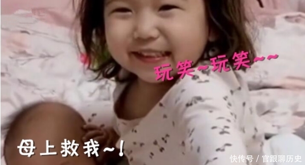 宝妈|“霸道姐姐”偷偷欺负二胎弟弟,被家长发现后迅速开溜,表情搞笑