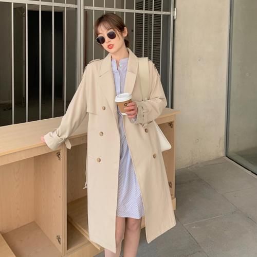 风衣穿得美不美，关键看内搭，早春选择这几款就对了