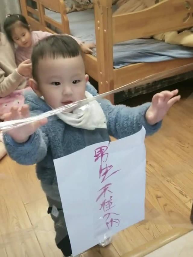 弟弟|姐姐的房门口挂“男生不准入内”,弟弟视而不见,爸爸我进还是不进