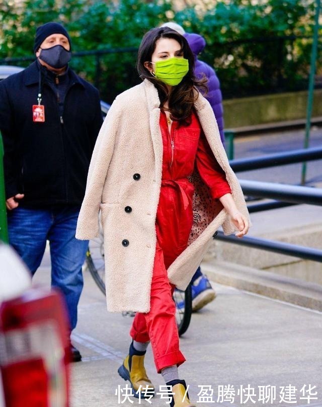 泰迪|赛琳娜美得高调!穿泰迪大衣搭红色连体裤,烫波浪卷发尽显女神范