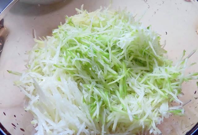 丸子|70岁的婆婆炸丸子，不光用萝卜还加它，炸好的丸子有独特的香味！