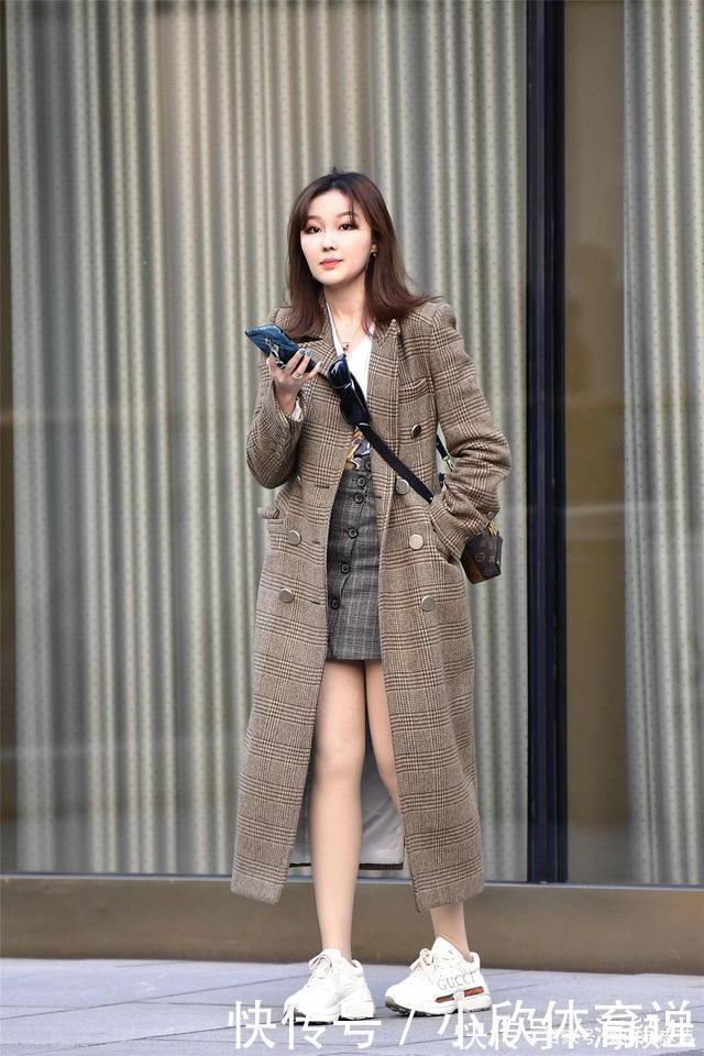 格纹|蓝色格纹时装搭配尖头高跟鞋，不仅让你时尚而且更有自信