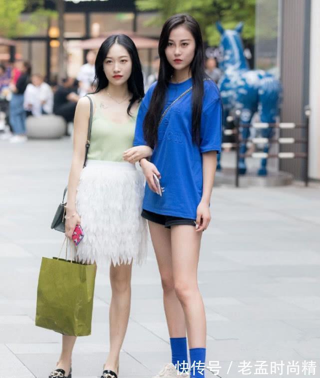 闺蜜|街拍:两个美女太默契了,一个穿睡裙,一个穿睡衣,真不愧是好闺蜜