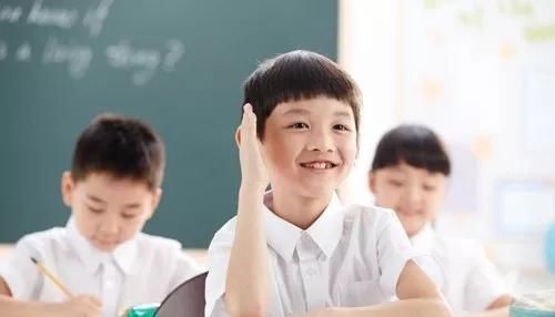 每个孩子|“请倒数第一名家长讲话”,母亲不卑不亢的一席话,老师羞愧道歉