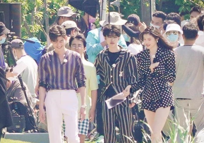 蔡徐坤录制跑男时，全程只拉着一个女生，看清是谁后粉丝彻底酸了