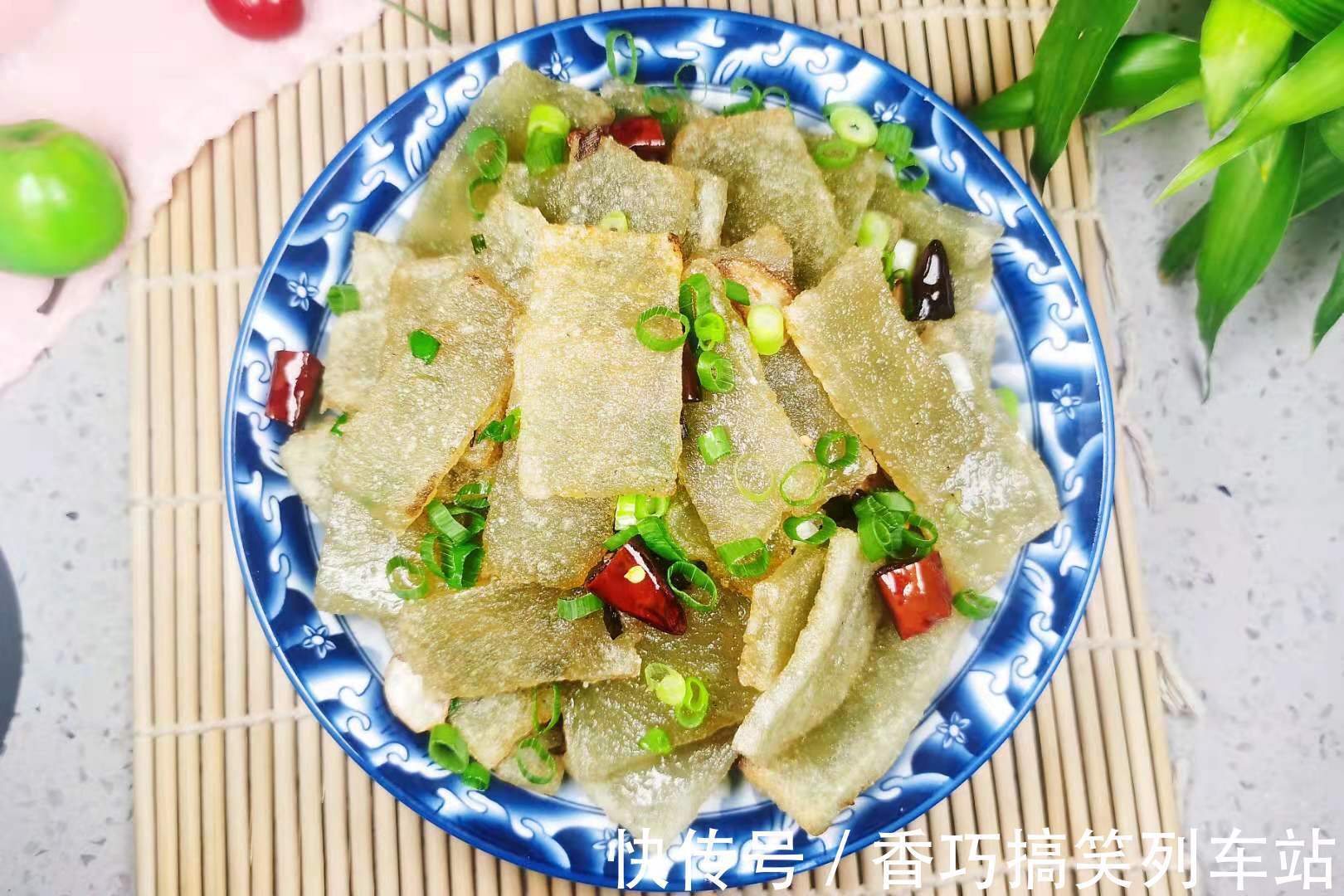 焖子|夏季，我常吃粉渣，买来不熬不蒸，上锅一煎一炒，香而不腻，解馋