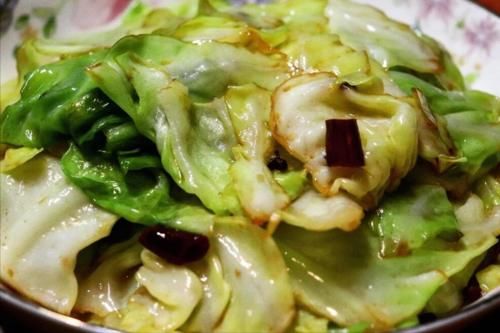 老厨子|做手撕包菜，味道要想正宗，焯水过油都不行，老厨子教你多做1步